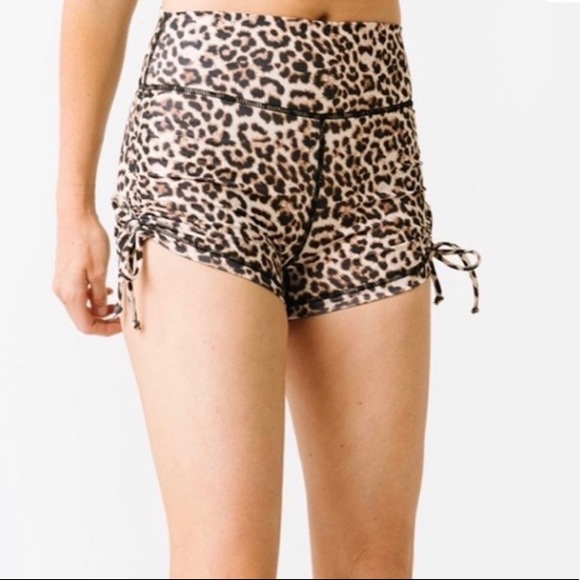 New With Tags in Bag ZYIA Leopard Hustle Short LG - Picture 2 of 3